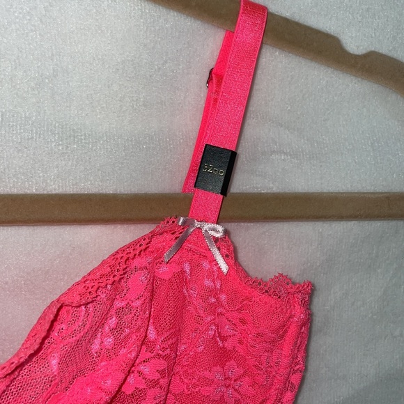 🌟 NWT 🌟 Victoria Secret Lace Bra sz 32DD Underwire and triple clasp support - Picture 2 of 7